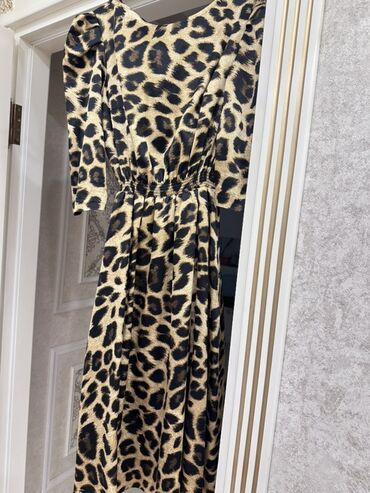 Dəstlər, kostyumlar: Qadın geyim dəsti – 4 parçadan ibarət 1) Açıq mavi, düz kəsimli jeans — 14