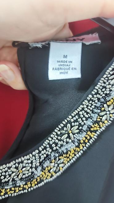 Crna elegantna haljina bez rukava sa ručno našivenim perlama oko
