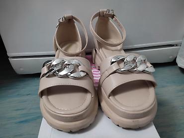 Босоножки, сандалии, шлепанцы: Продам чисто за символическую плату обувь женская размеры 39- 40 по — 5