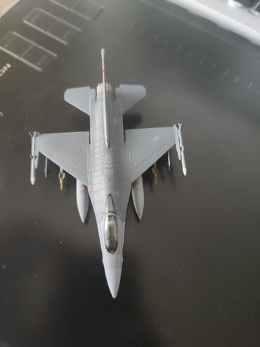 катана из дерева: Модель истребителя F-16C Fighting Falcon, выполненная из металла и