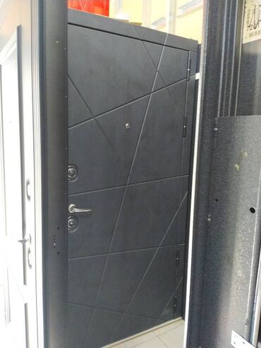 Giriş qapıları: Qara rəngdə, müasir dizaynlı metal giriş qapısı. Qapı, əlavə lalafo.az -da Giriş qapıları: Qara rəngdə, müasir dizaynlı metal giriş qapısı. Qapı, əlavə
