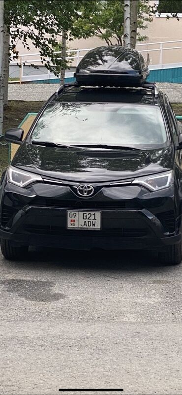шинный центр бишкек прайс лист 2020: Черный кроссовер Toyota RAV4 с установленным на крыше боксом для