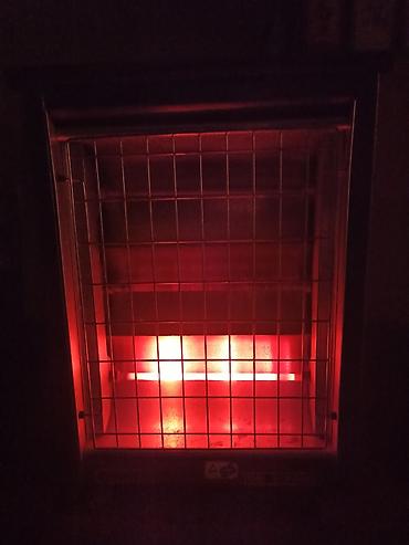 Kaloriferi: Mala kvarcna peć snage 1200W (3 x 400W) sa termostatom. Potpuno — 10