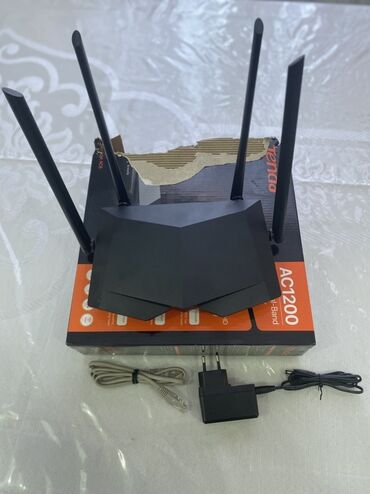 Электронные книги: Tenda markalı qara rəngdə AC1200 smart iki-zolaqlı Wi-Fi router. Dörd
