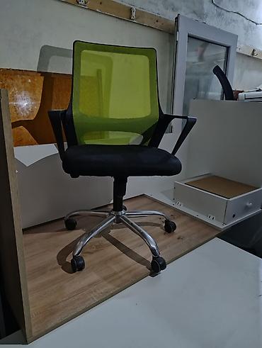 ev mebel: Qara rəngdə, təkərli, fırlanan ofis kresloları. Dəstə daxildir, ofis — 2