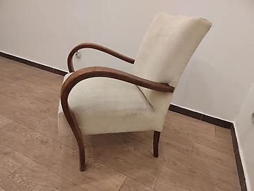 ikea ormari za sobu: Stilska fotelja sa elegantnim zakrivljenim drvenim rukonaslonima i — 3