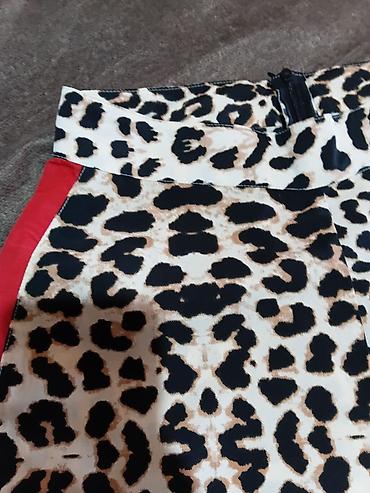Ženske pantalone sa animal printom (leopard) i crvenim bočnim trakama — 3
