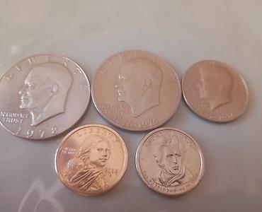 Sikkələr: ABŞ xatirə sikkələri dəsti Tərkib: - 2 ədəd Eisenhower One Dollar — 4