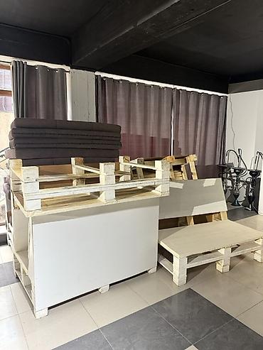divan kafe: Palet əsaslı yumşaq oturacaq/divan - Konstruksiya: Ağ rəngdə boyanmış — 4