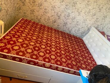 Кровати: В идеальном состоянии спальний 
кровать