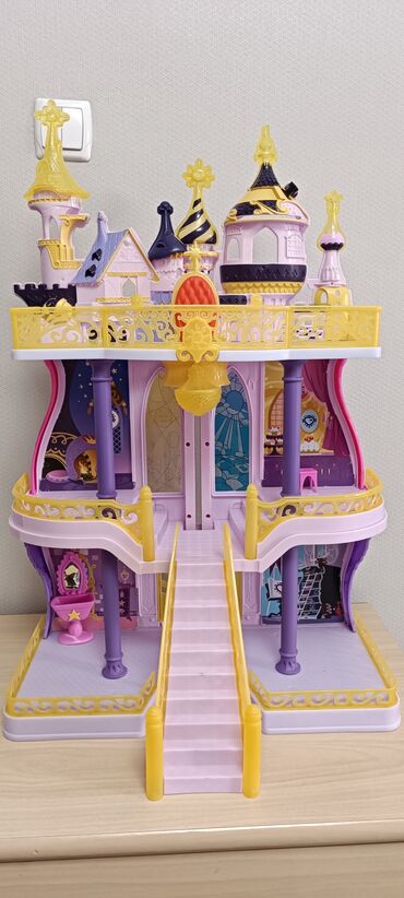 разноцветные наволочки: Игрушечный замок их коллекции my little pony. Состояние как на фото