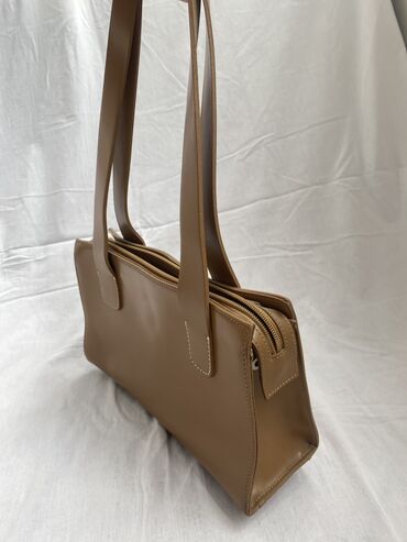 кожанная: Итальянская кожаная сумка. Без надписей, минималистичный и легкий