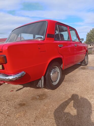 VAZ (LADA): VAZ 2101 (Jiquli) sedan – qırmızı rəng. Xüsusiyyətlər və təchizat: - — 10