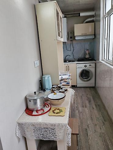 Uzunmüddətli kirayə mənzillər: Mənzilin təsviri: - Zövqlü şəkildə təmir edilmiş, işıqlı zal və yataq — 10