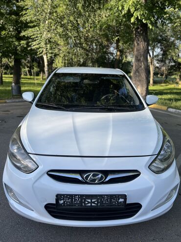 белый hyundai: Hyundai Solaris: 2011 г., 1.6 л, Автомат, Бензин, Седан
