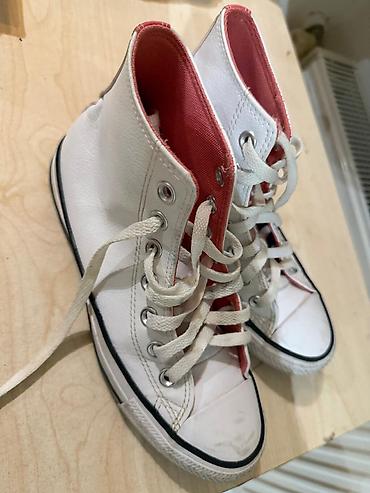 Şəxsi əşyalar: Məhsul: Ağ rəngli yüksəkboğaz uniseks krossovkalar CONVERSE - Dizayn — 2