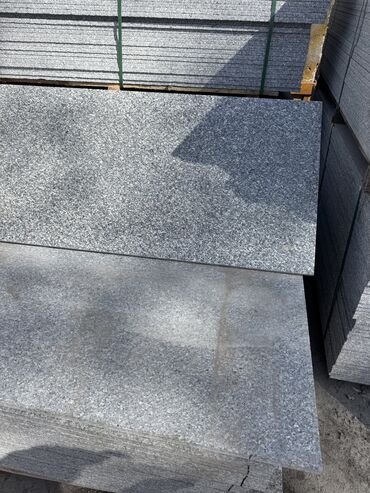 Фасадные гранитные плитки: Гранит Серый гранит от 1700, кок сарай,натуральный камень, такая цена — 7