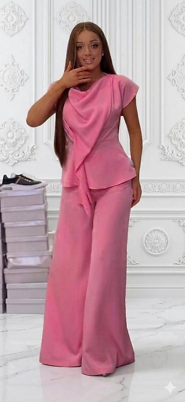 la struk: Komplet: 4900 dinara 
S m L xl 
Materijal: Saten-svila v.5 — 2