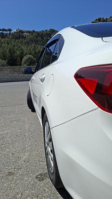 rio kia: Kia Rio sedan – ağ rəng, Azərbaycan nömrə nişanı ilə. Şəhər və uzun — 10