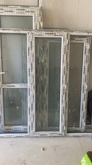 Plastik qapı (2ədəd) hündürlüyü 2.59sm, eni 77sm çölü göy, içərisi ağ