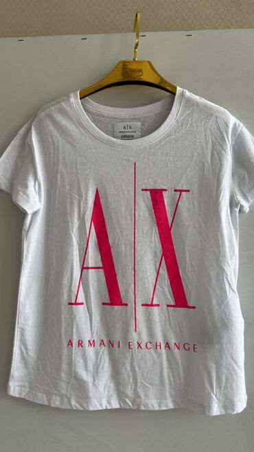 Alt paltarı: Orginal Armani Exchange markasının uniseks qısaqol köynəyi. Ağ rəngdə