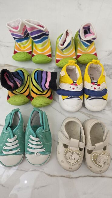 Детская обувь: 1шт- 400 сом.Детская обувь набором. В комплекте: - Пара текстильных — 10