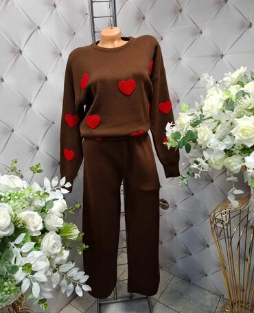 Kompleti: Ženski pleteni komplet – džemper i pantalone sa motivima - Model — 8