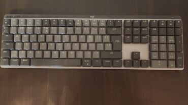 Klaviaturalar: Logitech MX Mechanical klaviaturası, qara rəngdə. Tam ölçülü dizaynı