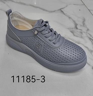 Кроссовки и спортивная обувь: Белые женские кроссовки с перфорацией и шнуровкой. Модель имеет — 16