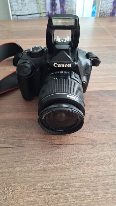 Canon EOS 1300D modeli, iki rəngli qara korpusa malik DSLR