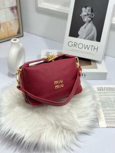 Makasin və loferlər: Əl çantası, Miu Miu