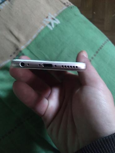 Apple iPhone: Apple iPhone iPhone 6s, 32 GB Stanje telefona perfektno, zastitno — 7