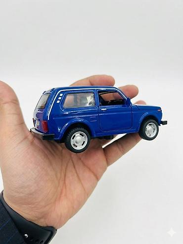 nerf satisi: Ağ rəngli sedan oyuncaq avtomobil maketi - Miqyas: təxmini 1:24/1:32 — 7