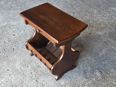 Stilski klub stolovi: Drveni stočić s policom za časopise i fiokom - Materijal: masivno — 2