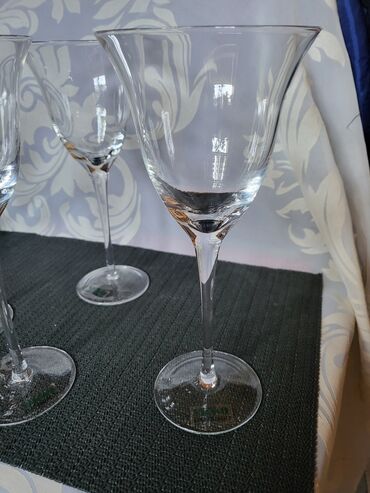 Čaše: Case nove za vino iz 2009g. Sve na casama odsjaj od svetla. Komada 6 — 7