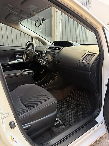 Toyota: Toyota Prius V: 2017 г., Гибрид, Универсал — 4