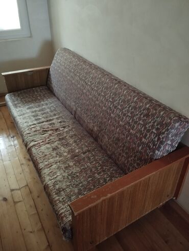aşağı güzdək evlər: Bu mənzil yaşayış üçün uyğun, iki otaqlı sahə təqdim edir. Geniş taxta