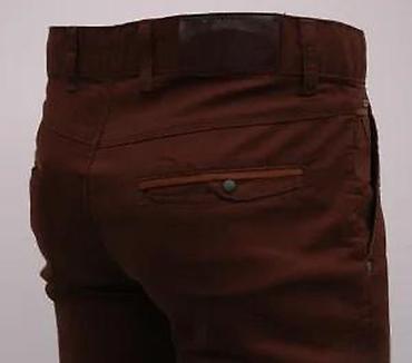 Pantalone: Muške pantalone u tamno braon boji, stilizovane kao čino pantalone — 17