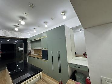 yaşıl çəpər: Müasir üslubda hazırlanmış mətbəx mebel dəsti. Dəstin dizaynı açıq — 2