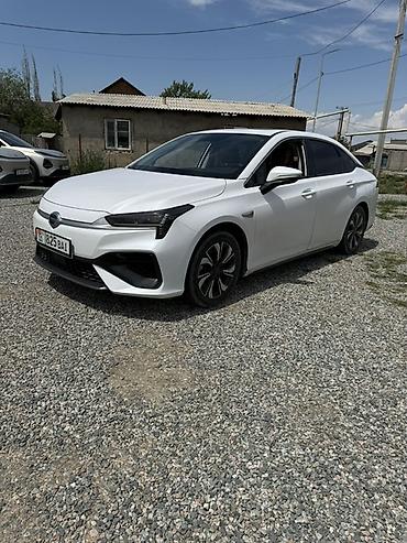 byd e1: GAC Aion S — электрический седан белого цвета. Машина полный родной — 2