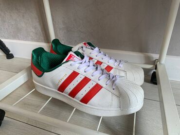 41 размер: Adidas superstar size 41 С расцветкой белый, красный Новые не