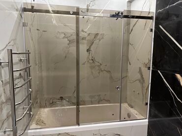 графити фолз: Раздвижная стеклянная перегородка для ванной/душа над ванной. -