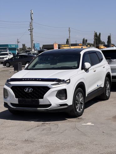 санота машина: Белый кроссовер Hyundai Santa Fe с современным дизайном кузова