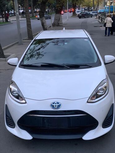 Perodua: Toyota Aqua hibrid hetçbek - Rəng: ağ - Güzgülərdə dönmə siqnalları