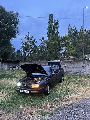 Транспорт: Volkswagen Vento: 1992 г., 1.8 л, Механика, Бензин, Седан — 3