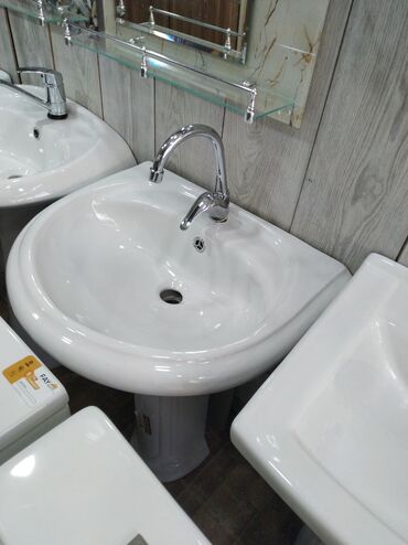 тюльпан: Ağ rəngli, keramikadan hazırlanmış, ayaqlı unitaz lavabosu. Bu lavabo