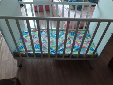 детские манежи кроватки: Продаются чудесная детская кроватка.Длиной 124 см. Шириной 100см