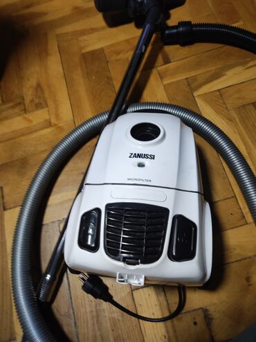 Klasični usisivači: Usisivač Zanussi ZAN2405EL sa kesom - Snaga: 2000 W nominalno (maks — 7