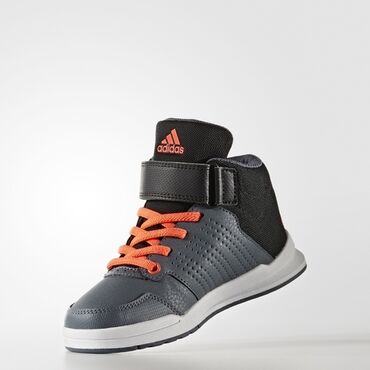 bele patike i odelo: Adidas, Vodootporne