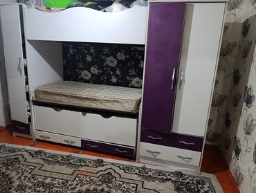 функциональные кровати для дома: Продаю трехярустную кровать с матрасами б.у с обеих сторон полки для